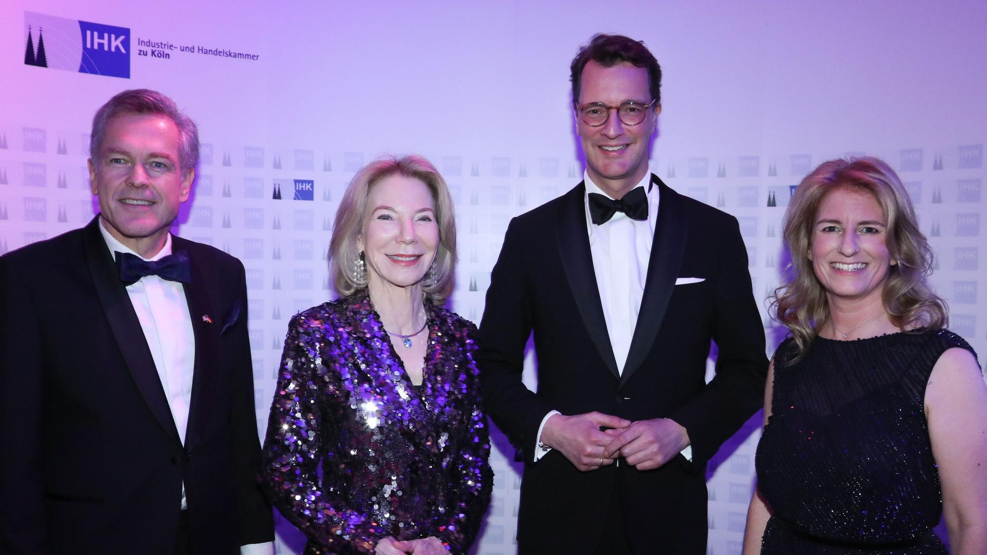 Uwe Vetterlein, Hauptgeschäftsführer der IHK KÖln, US-Botschafterin Amy Gutmann, NRW-Ministerpräsident Hendrik Wüst und IHK-Präsidentin Nicole Grünewald beim Neujahrsempfang der IHK Köln im Gürzenich (v.l.n.r.).