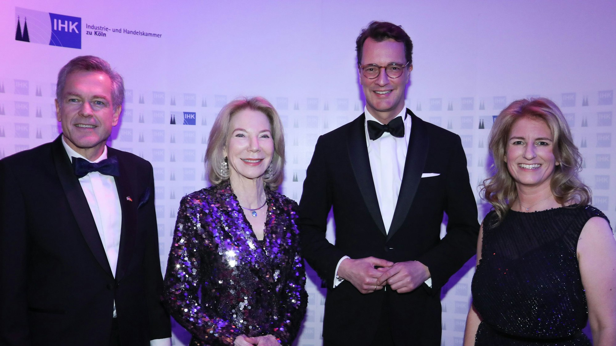 Uwe Vetterlein, Hauptgeschäftsführer der IHK KÖln, US-Botschafterin Amy Gutmann, NRW-Ministerpräsident Hendrik Wüst und IHK-Präsidentin Nicole Grünewald beim Neujahrsempfang der IHK Köln im Gürzenich (v.l.n.r.).