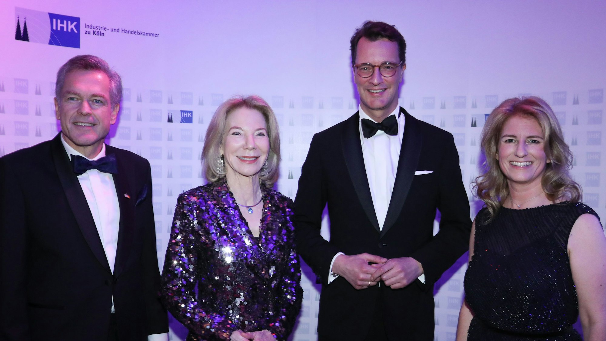 Uwe Vetterlein, Hauptgeschäftsführer der IHK KÖln, US-Botschafterin Amy Gutmann, NRW-Ministerpräsident Hendrik Wüst und IHK-Präsidentin Nicole Grünewald beim Neujahrsempfang der IHK Köln im Gürzenich (v.l.n.r.).