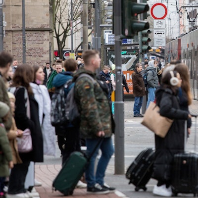 Eine Bahn der KVB-Linie 9 fährt am Zülpicher Platz vorbei.