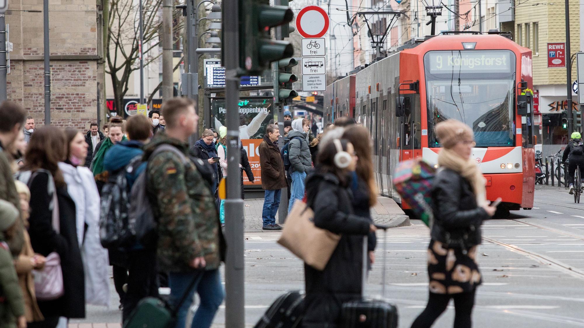 KVB-Kundinnen und Kunden an der Haltestelle Zülpicher Platz