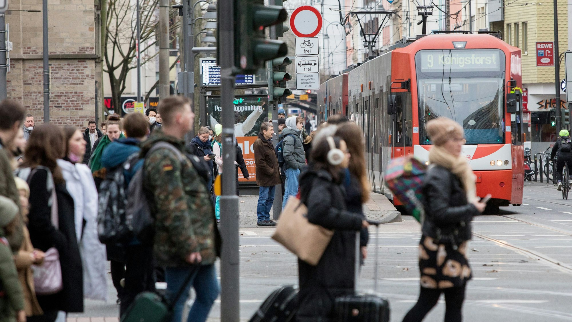 KVB-Kundinnen und Kunden an der Haltestelle Zülpicher Platz