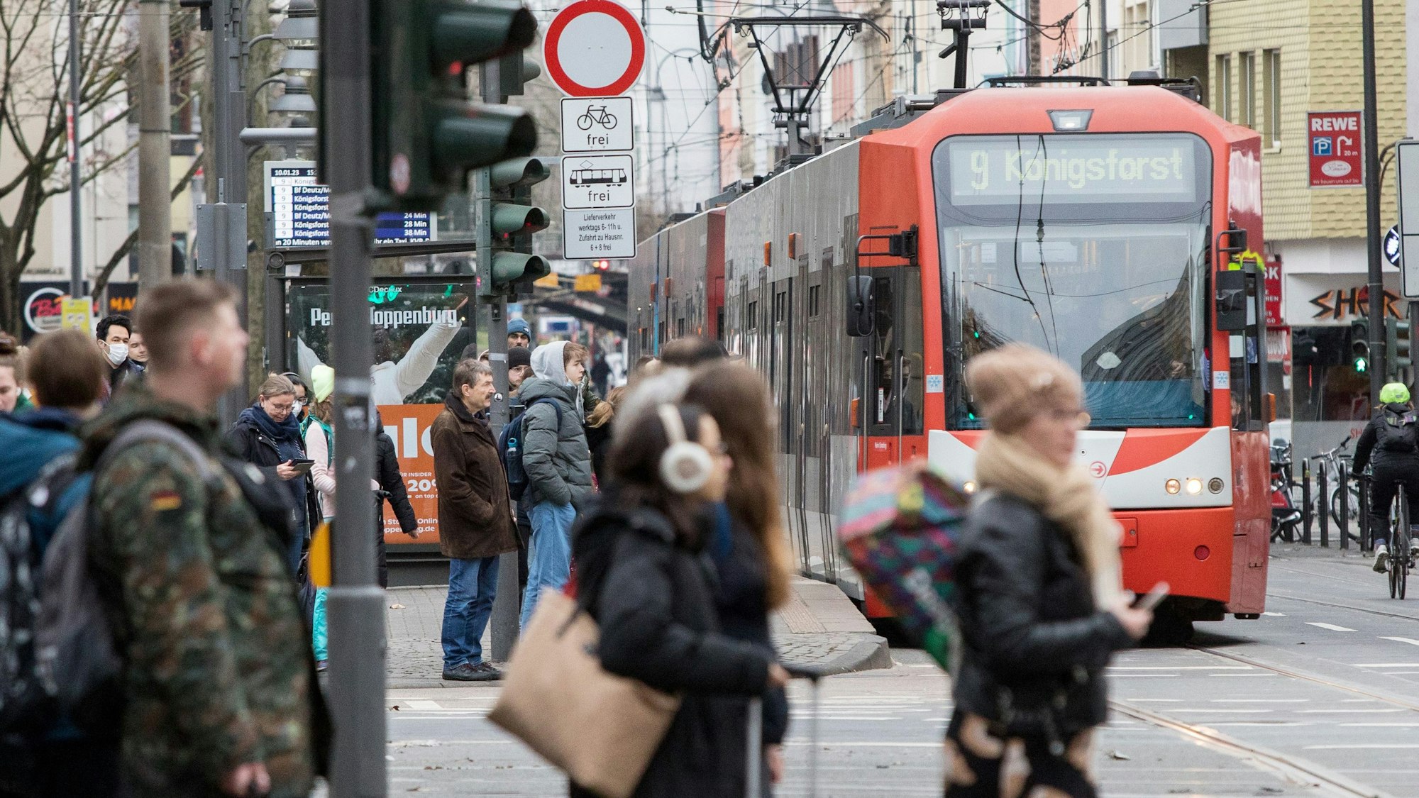 Eine Bahn der KVB-Linie 9 fährt am Zülpicher Platz vorbei.