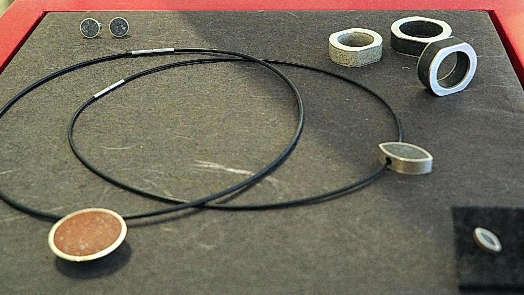 Das Bild zeigt Ketten, Ringe und Ohrringe aus dem Schmuckladen „Betonklunker“.