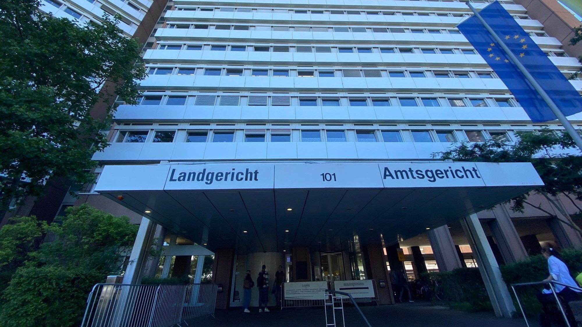 Zu sehen ist das Gebäude des Landgerichts.