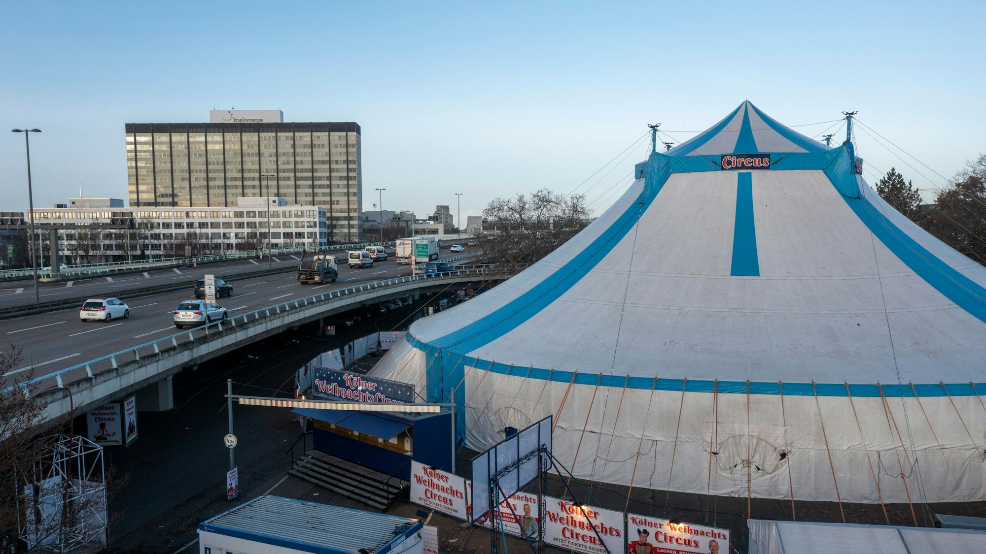 Das blau-weiße Zirkuszelt steht auf dem Messeparkplatz direkt an der Zoobrücke.