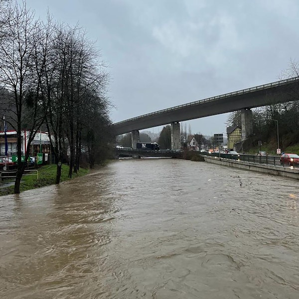 Die Agger bei Gummersbach-Vollmerhausen droht am Donnerstagnachmittag über ihre Ufer zu treten.