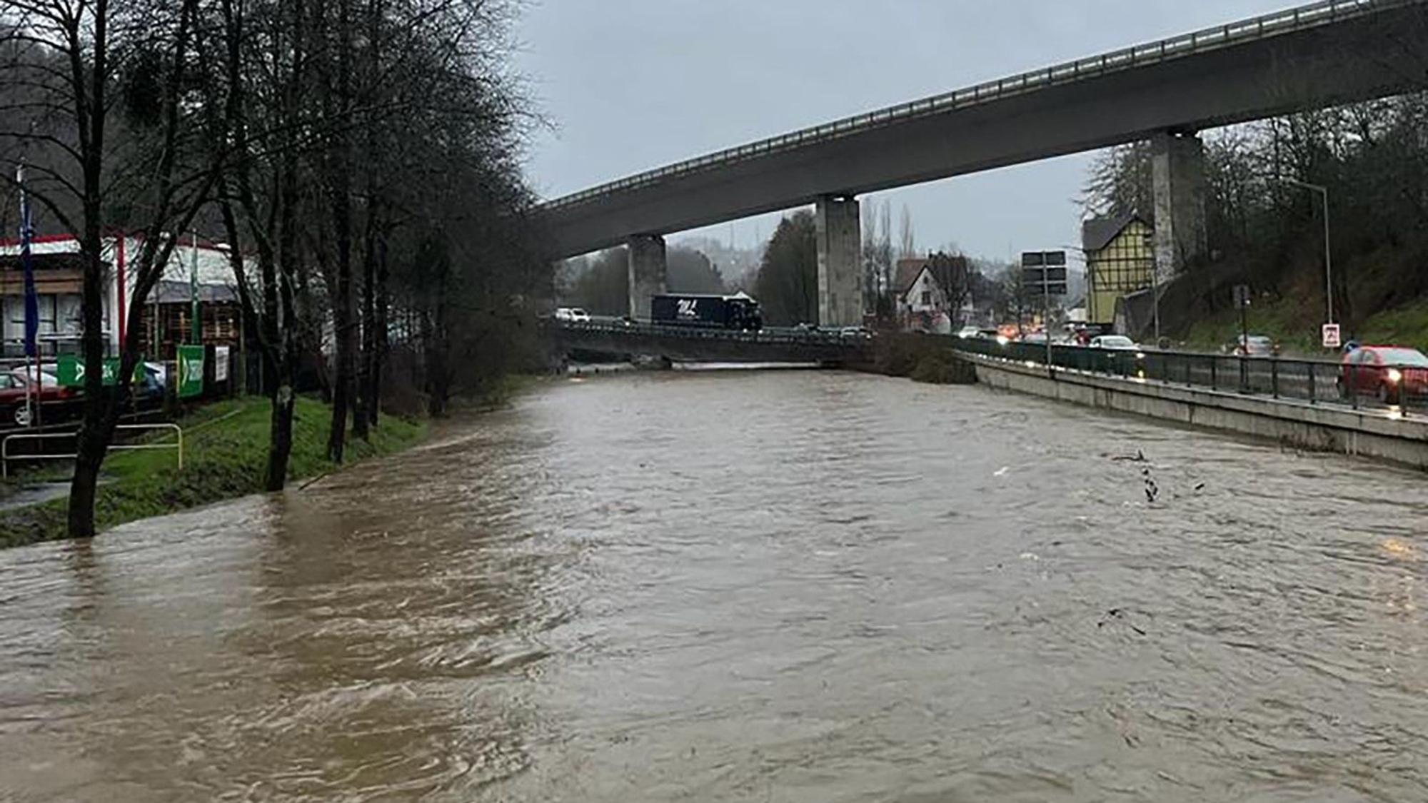 Die Agger bei Gummersbach-Vollmerhausen droht am Donnerstagnachmittag über ihre Ufer zu treten.
