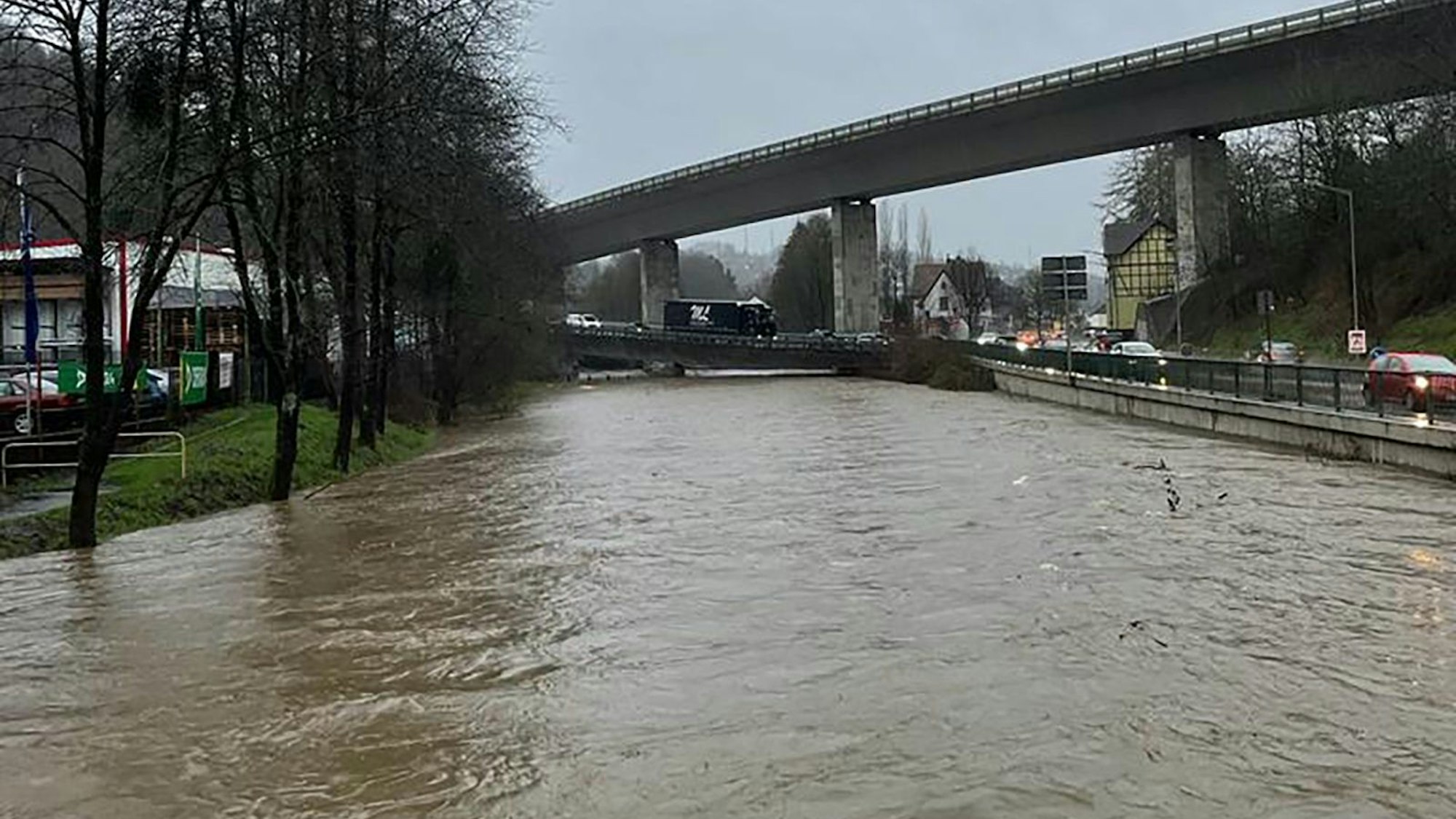 Die Agger bei Gummersbach-Vollmerhausen droht am Donnerstagnachmittag über ihre Ufer zu treten.