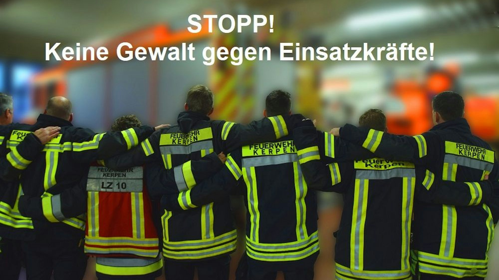 Das Bild zeigt Einsatzkräfte der Feuerwehr Kerpen, die in einer Reihe zusammenstehen.