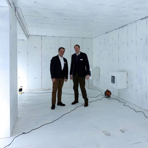 Die Geschäftsführer Marco Wild und Justus Westerburg stehen im Rohbau des Stahlbeton-Tresors.