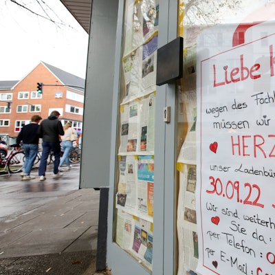 An der Tür eines geschlossenen und mit Zeitungspapier verhängten Ladenbüros eines Reisebüros hängt ein Plakat mit der Aufschrift „Liebe Kunden, wegen des Fachkräftemangels müssen wir schweren Herzens unser Ladenbüro zum 30.09.22 schließen“.