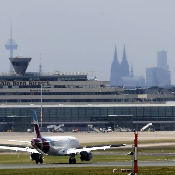 Ein Flieger von Eurowings beim Abflug am Köln/Bonner Flughafen.