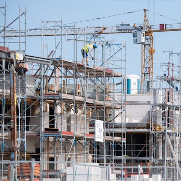 Das Bild zeigt eine Baustelle, auf der Mehrfamilienhäuser gebaut werden.