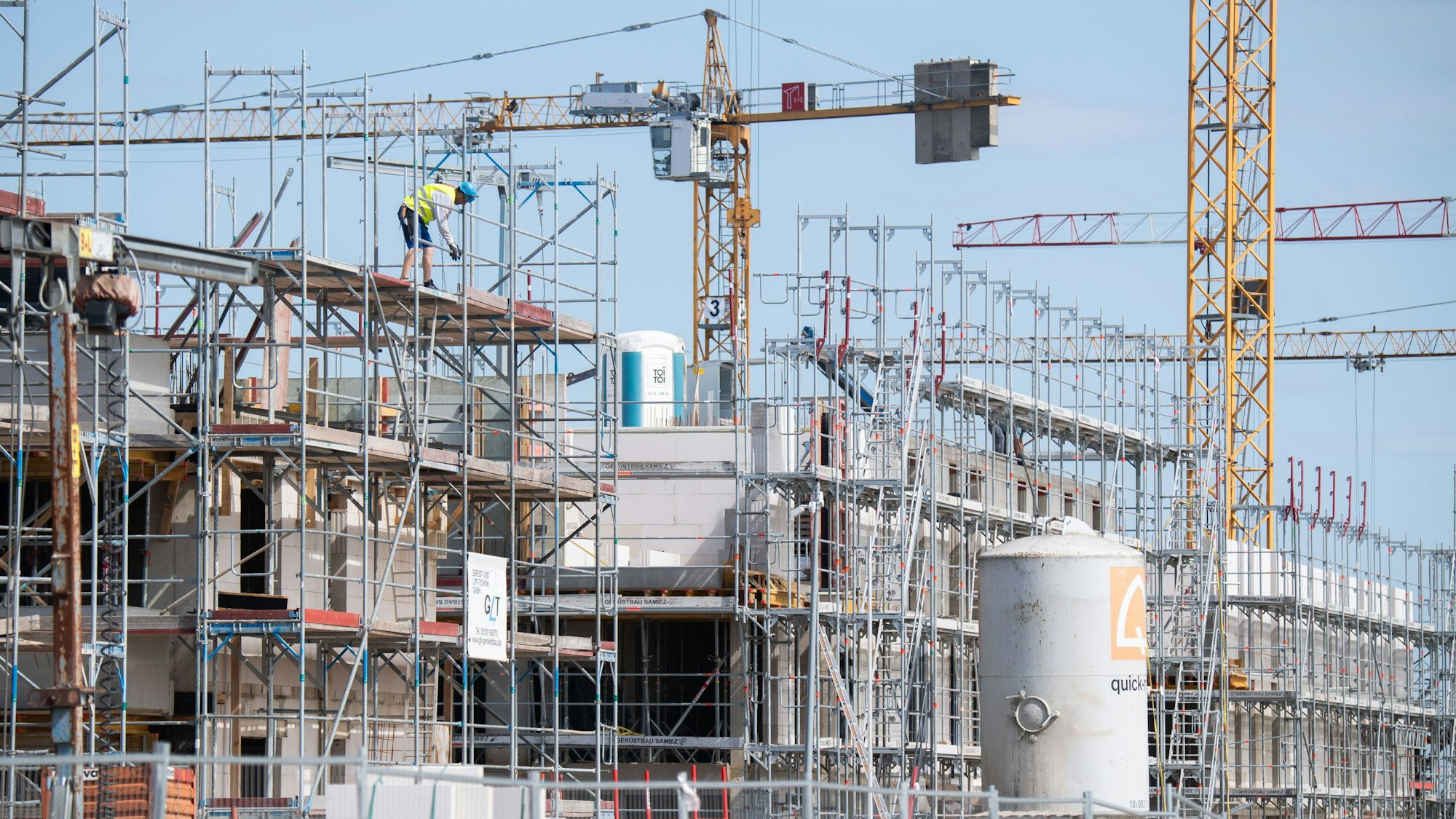 Das Bild zeigt eine Baustelle, auf der Mehrfamilienhäuser gebaut werden.