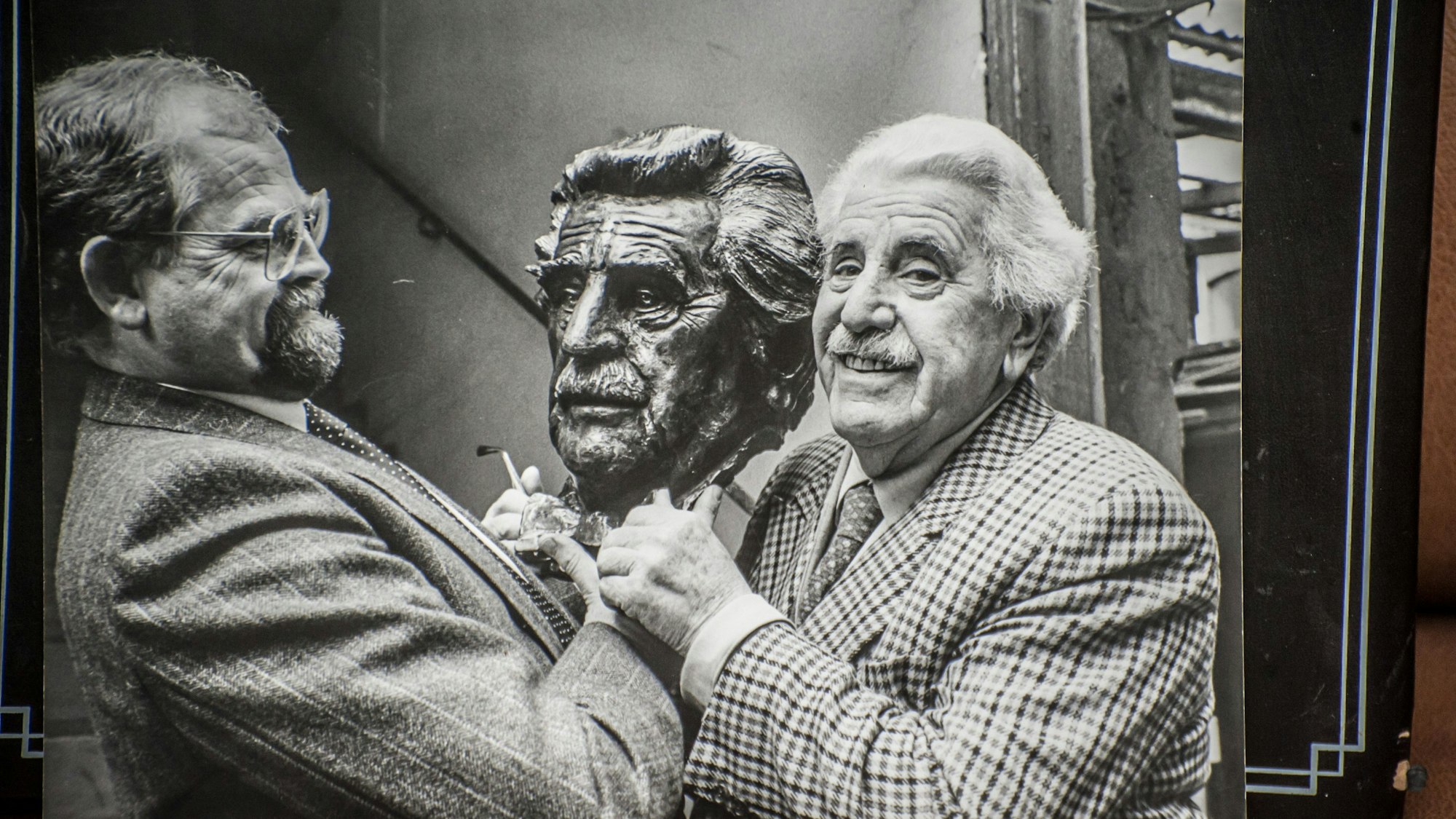 Ein Foto: Kurt Arentz überreicht Willy Millowitsch eine Büste mit dessen Porträt