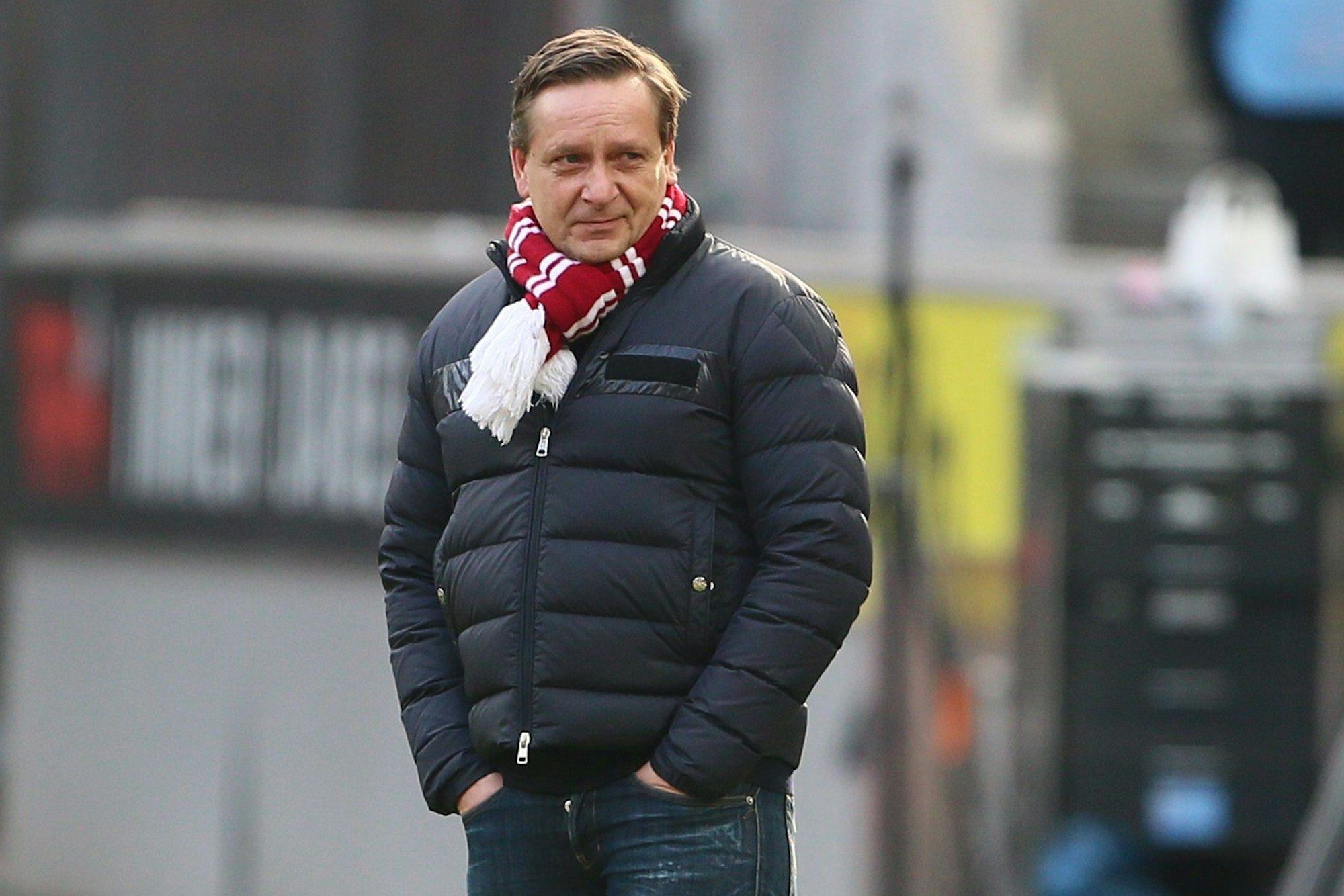 Horst Heldt, Sport-Geschäftsführer des 1. FC Köln, während des Bundesligaspiels gegen Arminia Bielefeld.