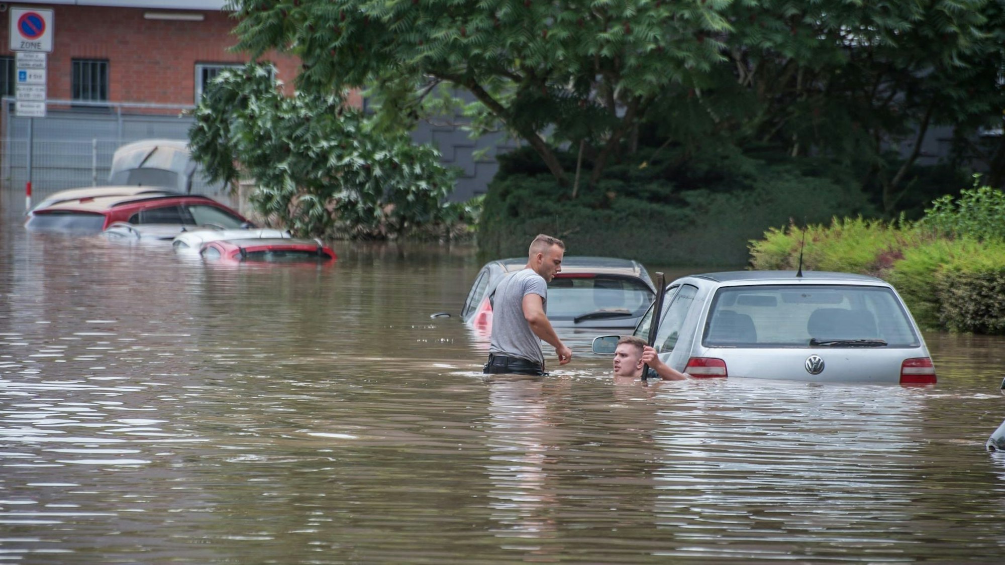 Opladen: Tag zwei der Katastrophe. Rund um Berliner Platz, Schöllerstraße.
