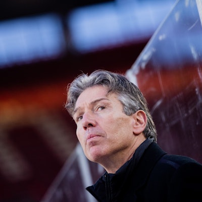 08.01.2023, Nordrhein-Westfalen, Köln: Eishockey: DEL, Kölner Haie - Augsburger Panther, Hauptrunde, 41. Spieltag, RheinEnergieStadion. Kölns Trainer Uwe Krupp auf der Bank. Foto: Rolf Vennenbernd/dpa +++ dpa-Bildfunk +++