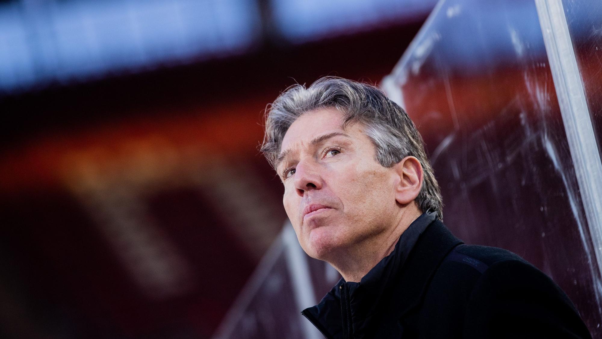 Kölns Trainer Uwe Krupp auf der Bank.
