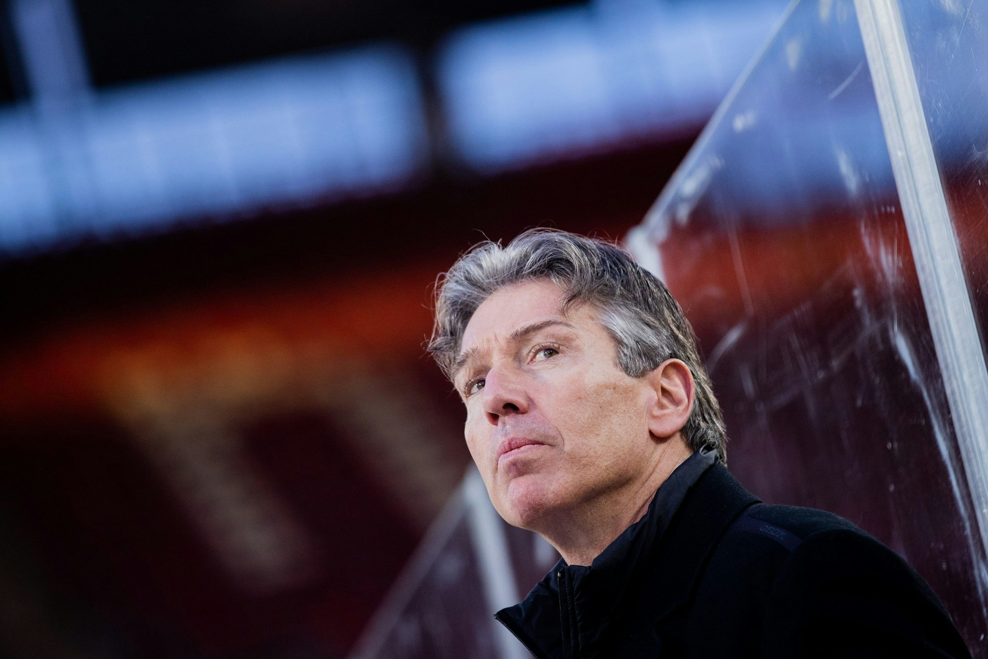 08.01.2023, Nordrhein-Westfalen, Köln: Eishockey: DEL, Kölner Haie - Augsburger Panther, Hauptrunde, 41. Spieltag, RheinEnergieStadion. Kölns Trainer Uwe Krupp auf der Bank. Foto: Rolf Vennenbernd/dpa +++ dpa-Bildfunk +++