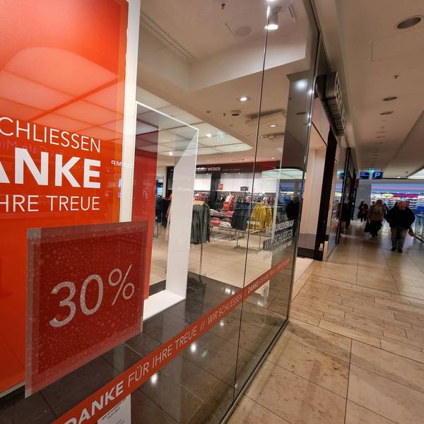 Blick auf das Schaufenster der Filiale von Gerry Weber in der Rathaus-Galerie Leverkusen. Im Fenster hängt ein rot-weißes Schild, auf dem steht: „Wir schließen. Danke für Ihre Treue.“