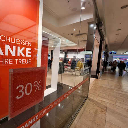 Blick auf das Schaufenster der Filiale von Gerry Weber in der Rathaus-Galerie Leverkusen. Im Fenster hängt ein rot-weißes Schild, auf dem steht: „Wir schließen. Danke für Ihre Treue.“