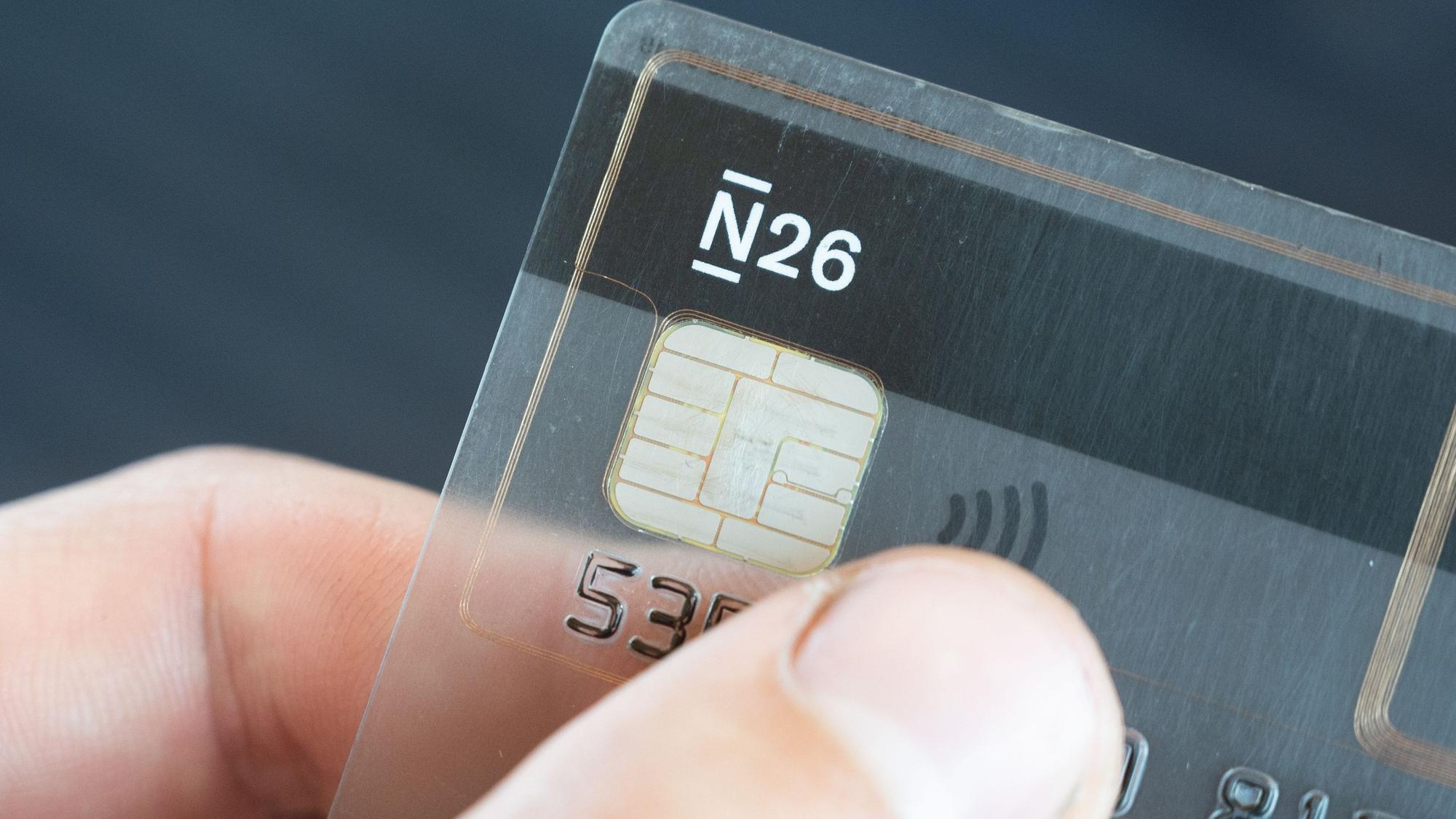 Das Logo der Smartphone-Bank N26 ist auf einer Karte der Bank zu sehen.
