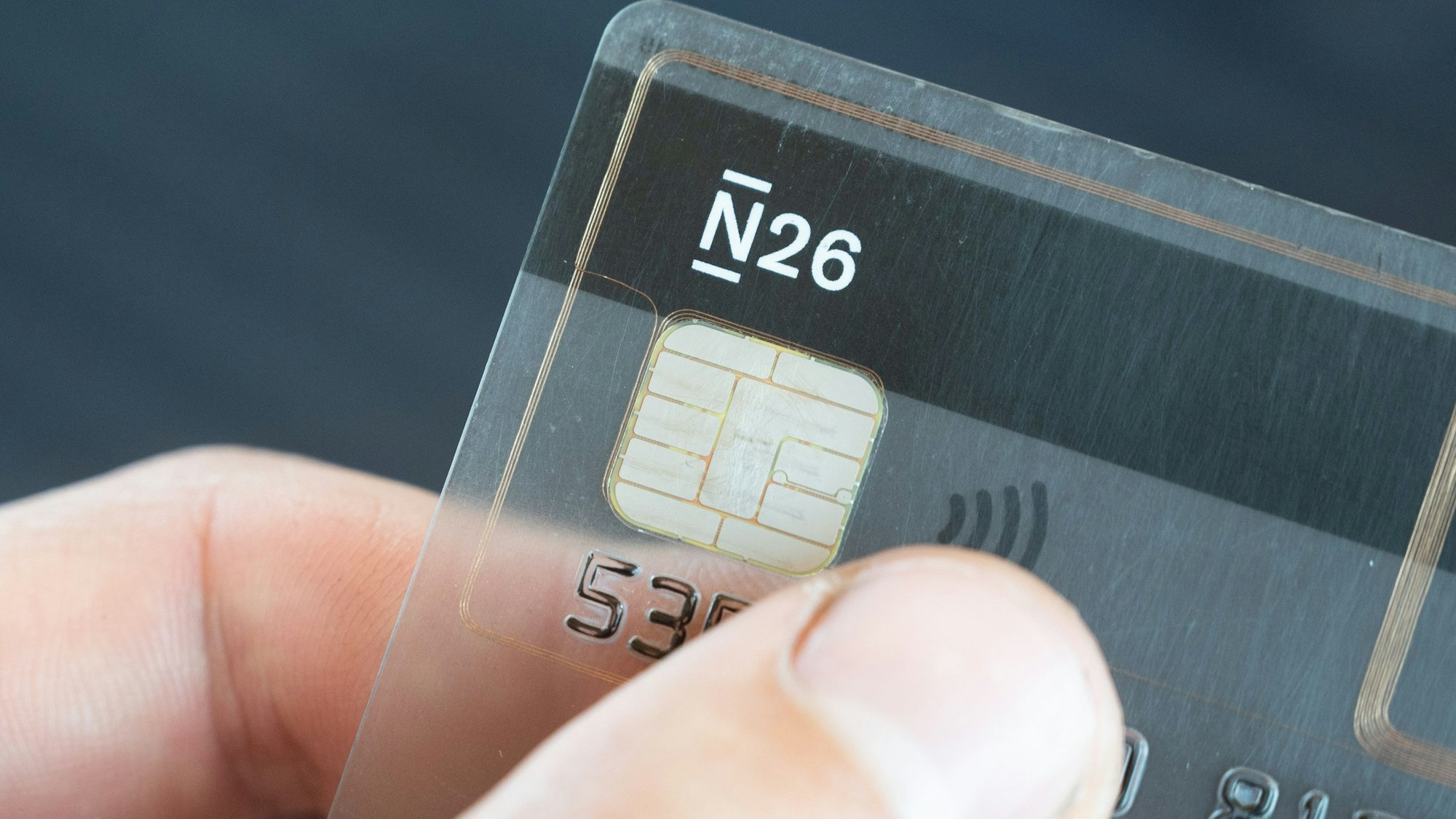 Das Logo der Smartphone-Bank N26 ist auf einer Karte der Bank zu sehen.