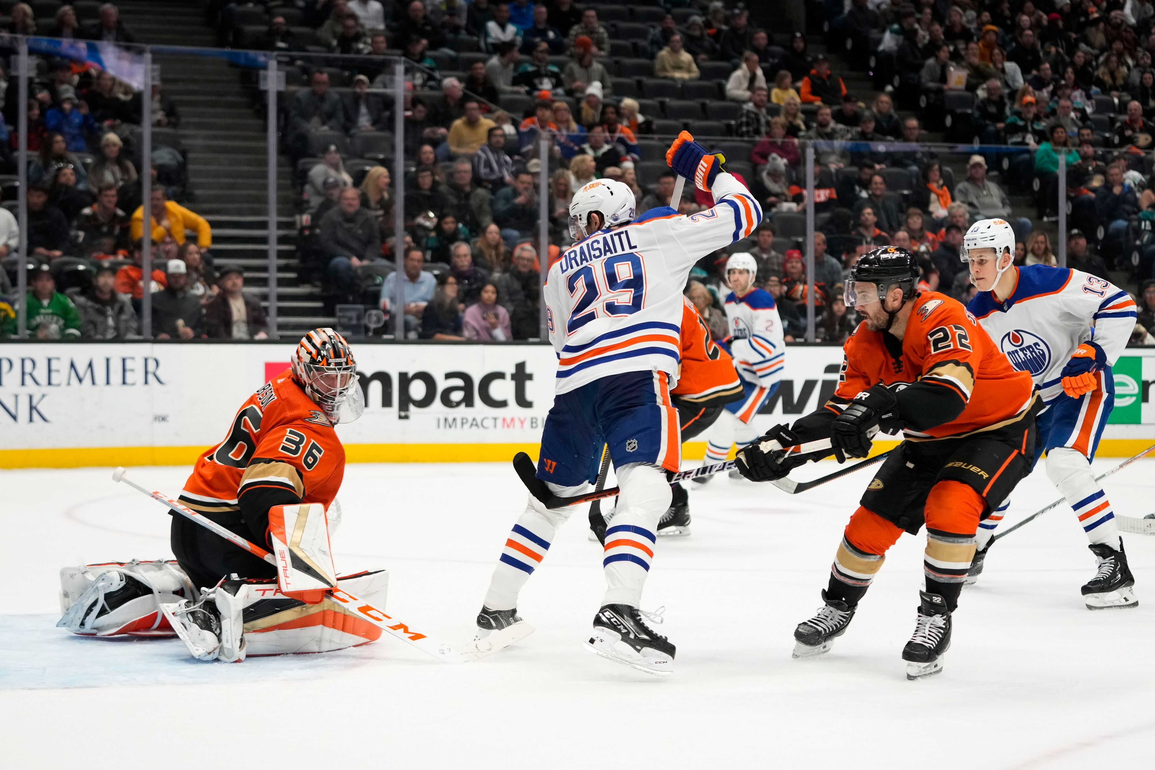 Leon Draisaitl von den Edmonton Oilers sieht zu, wie der Puck an Torwart John Gibson der Anaheim Ducks vorbei ins Netz geht.