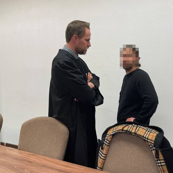 Der Angeklagte (30) mit seinem Verteidiger Ingmar Rosentreter beim Prozessauftakt im Kölner Landgericht.