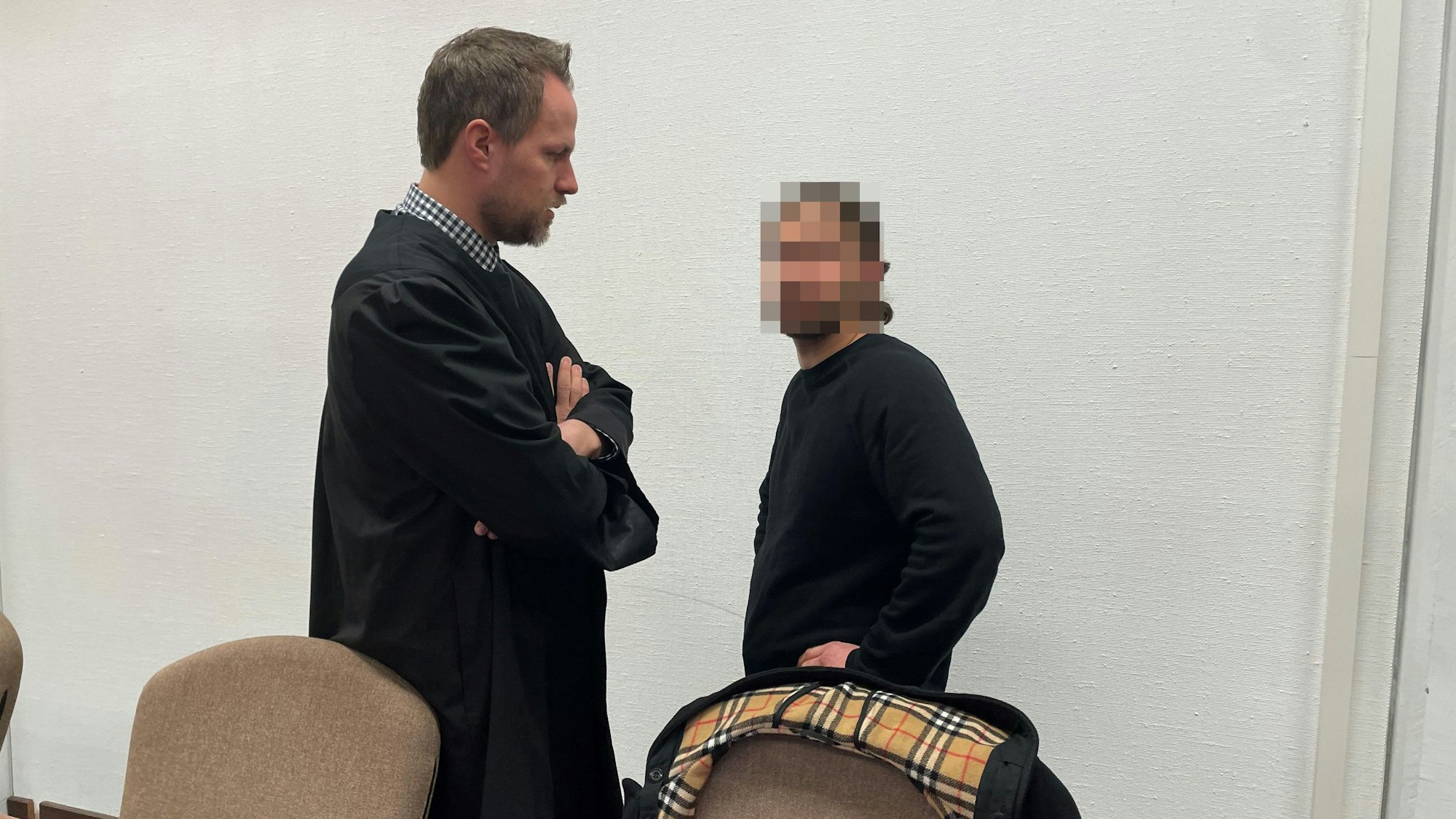 Der Angeklagte (30) mit seinem Verteidiger Ingmar Rosentreter beim Prozessauftakt im Kölner Landgericht.