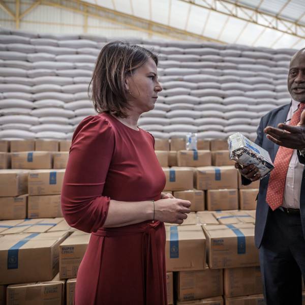 Annalena Baerbock besucht ein Getreidelager des Welternährungsprogramms der Vereinten Nationen (WFP) neben dem Landesdirektor von Äthiopien Claude Jibidar.