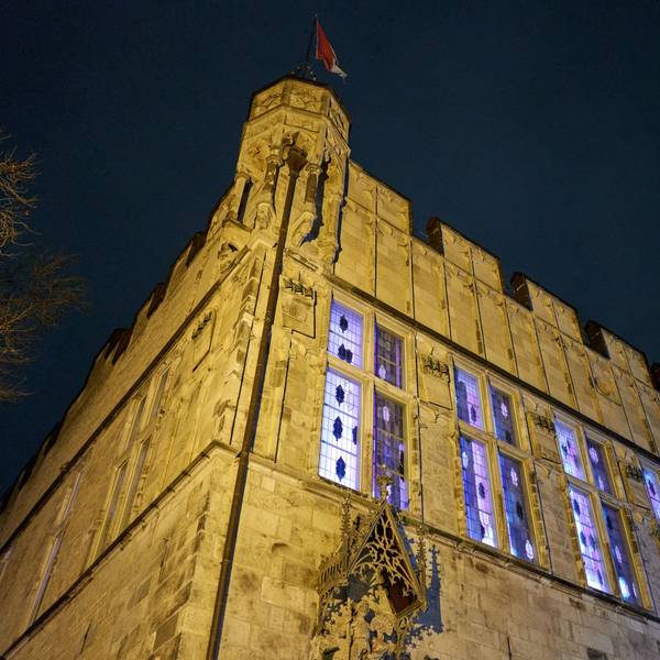 Das Gürzenich-Gebäude in der Kölner Innenstadt beleuchtet in der Nacht.