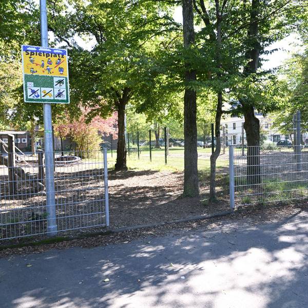 Das Foto zeigt einen Spielplatz auf dem Gelände der Katholischen Grundschule In der Auen in Refrath.