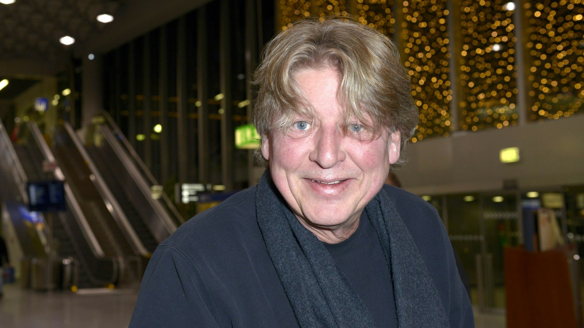 Moderator Walter Freiwald bei der Abreise der Dschungelcamp-Kandidaten der Reality-TV-Show von RTL nach Australien.