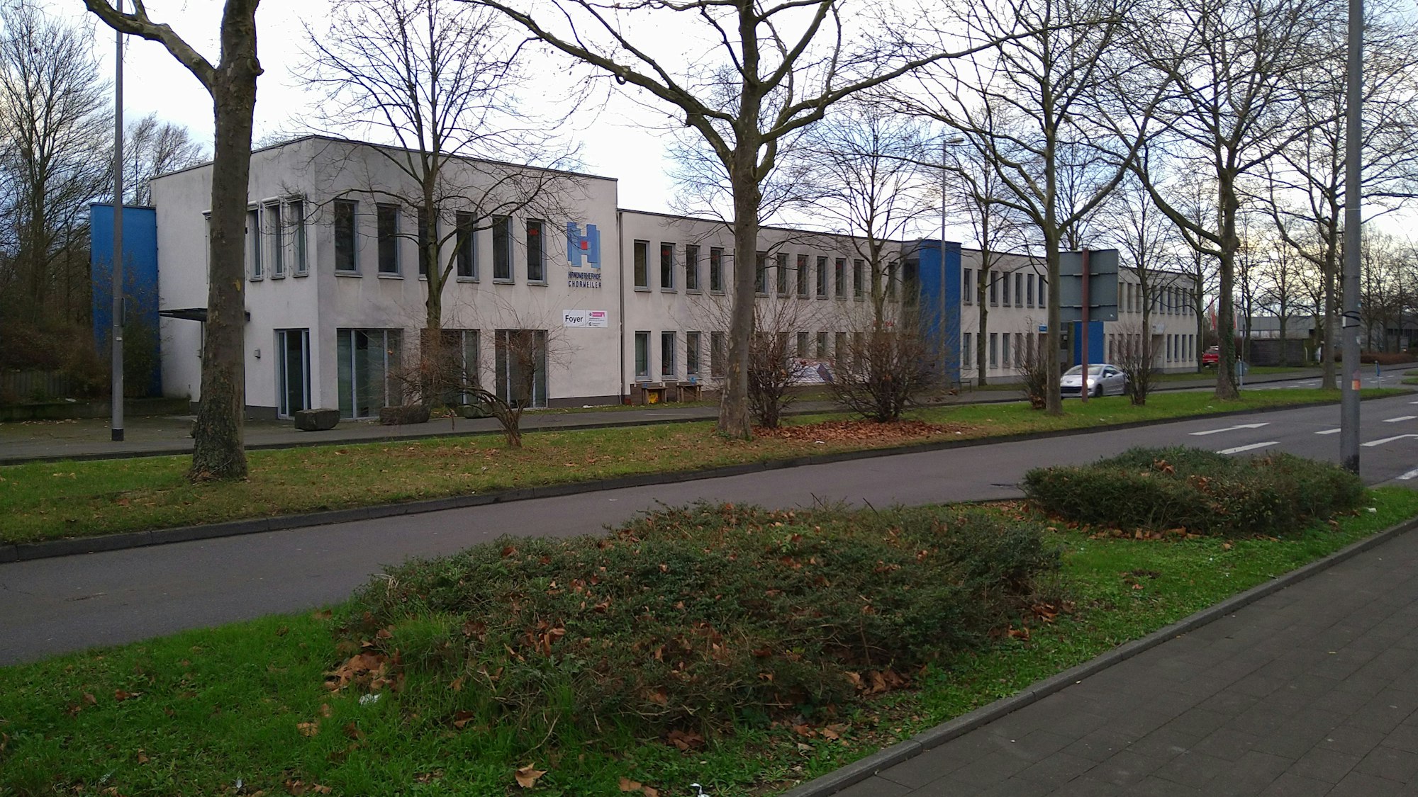 Das Bild zeigt das Gebäude des Handwerkerhofs am Athener Ring von außen.