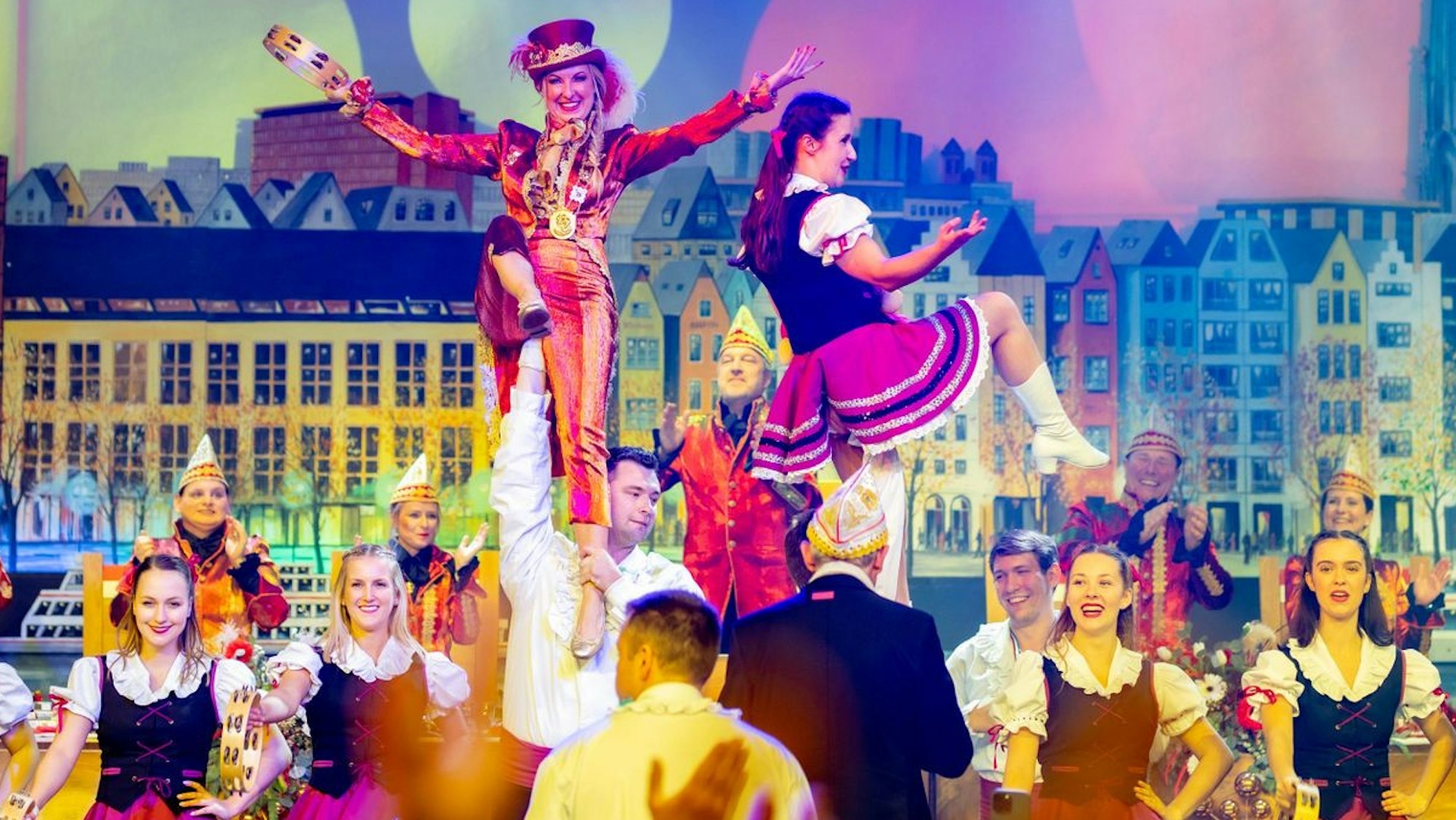 Die Tanzgruppe Höppemötzjer trägt Sitzungspräsidentin Tanja Wolters in einer Hebefigur auf die Bühne.