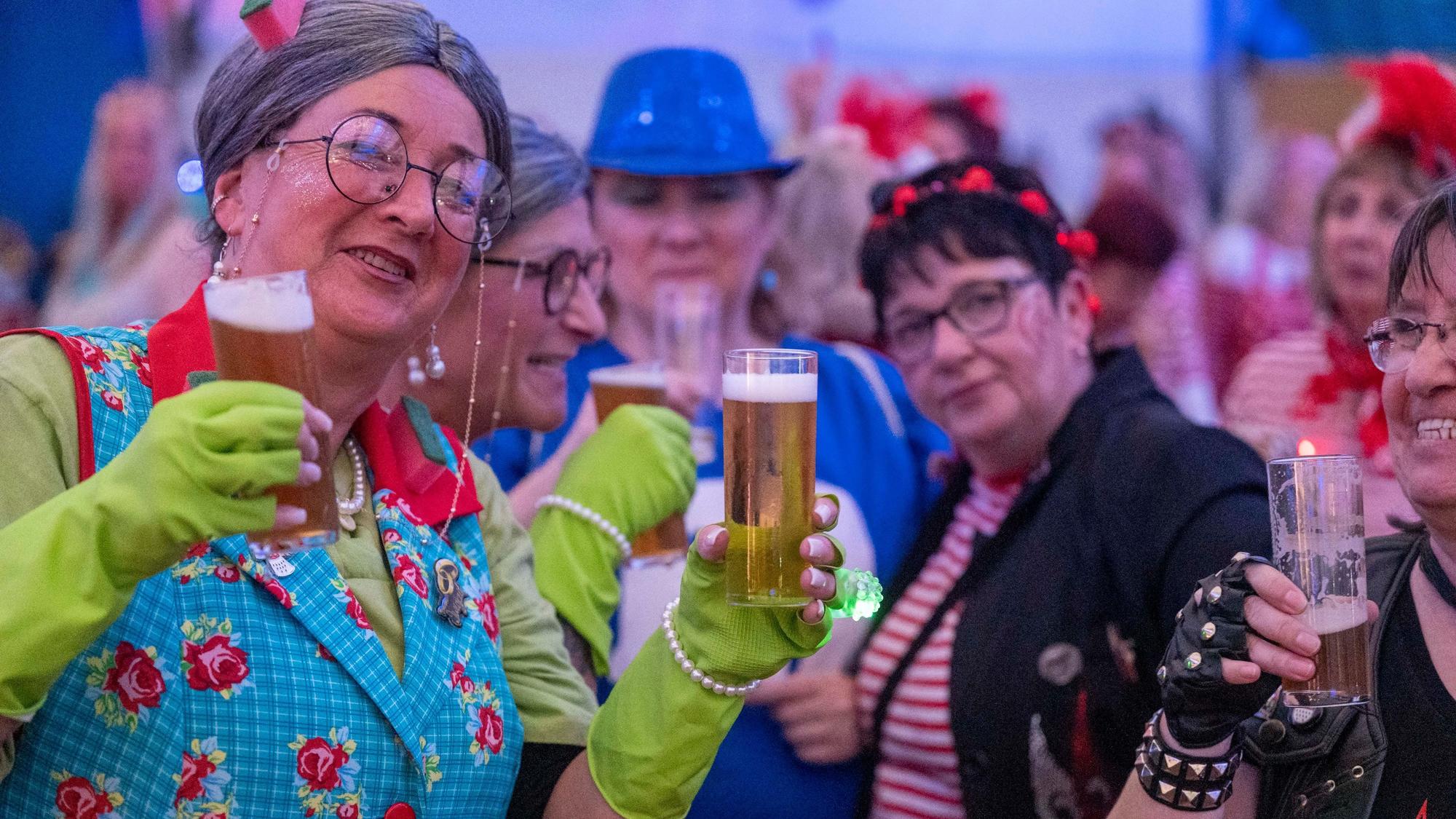 Vier verkleidete Frauen halten Kölsch in den Händen.