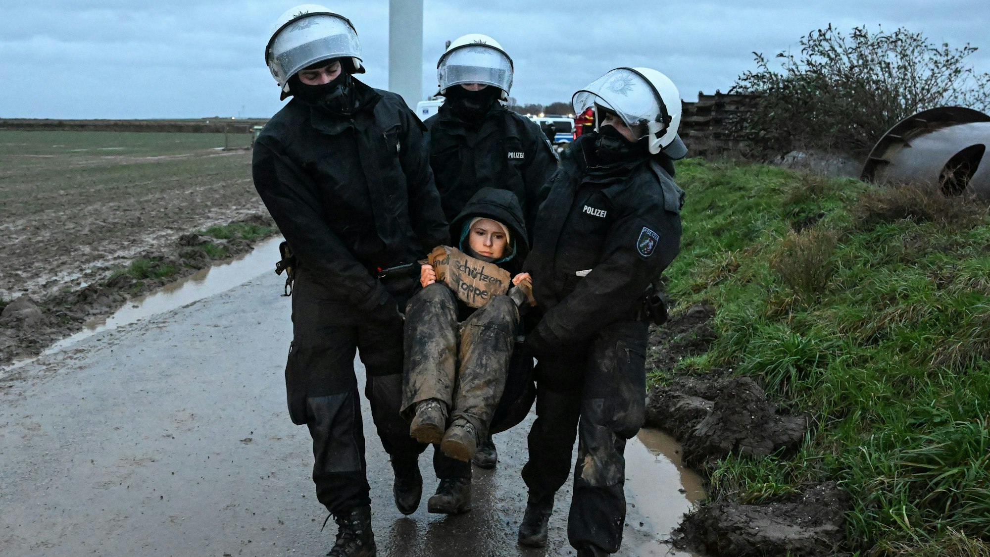 Umweltaktivistin Luisa Neubauer wird von Polizisten während einer Sitzblockade weggetragen. Die Demonstranten hatten versucht am zweiten Tag der Räumung durch die Polizei über Äcker zum besetzten Braunkohleort Lützerath zu gelangen und wurden von der Polizei gestoppt.