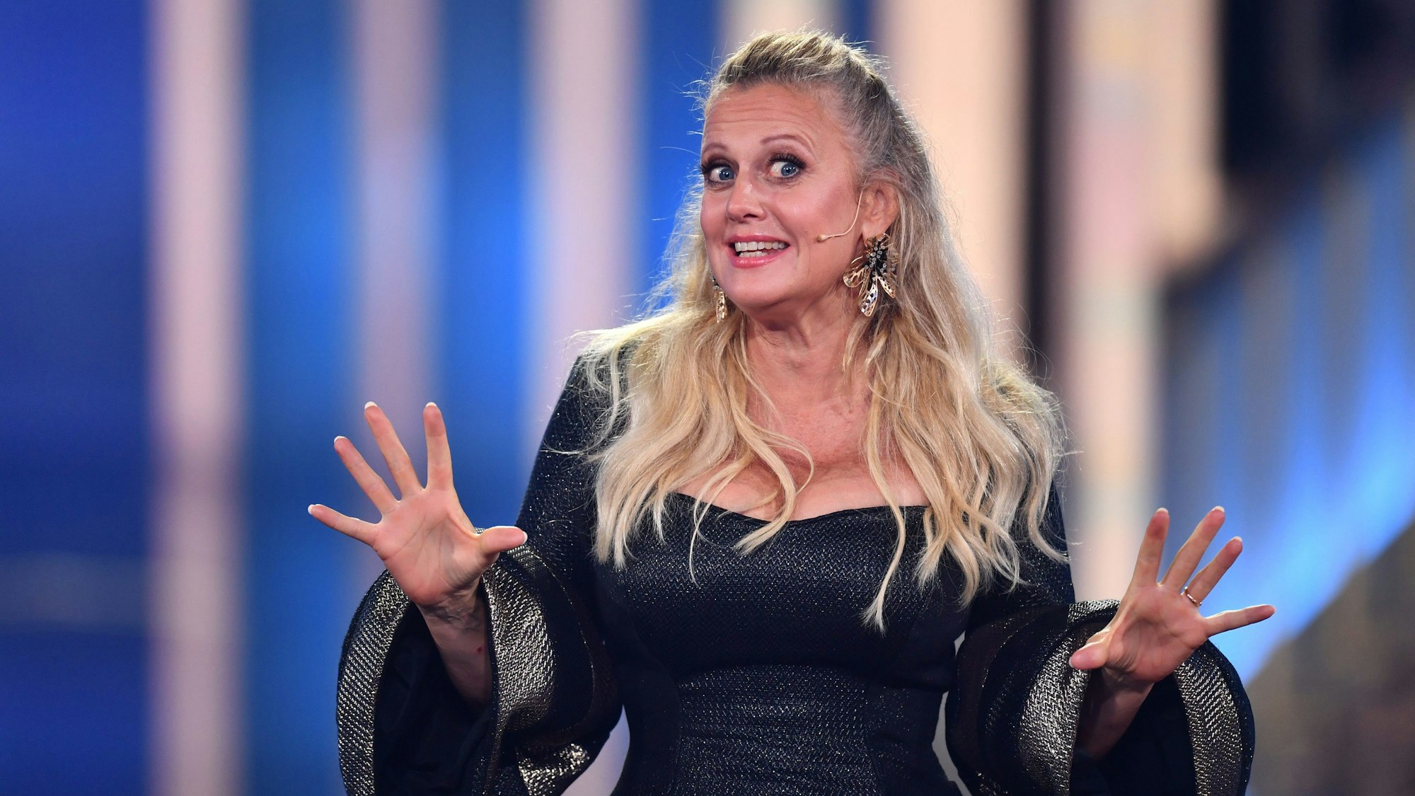 Moderatorin Barbara Schöneberger steht bei der Verleihung vom Deutschen Fernsehpreis 2022 auf der Bühne.
