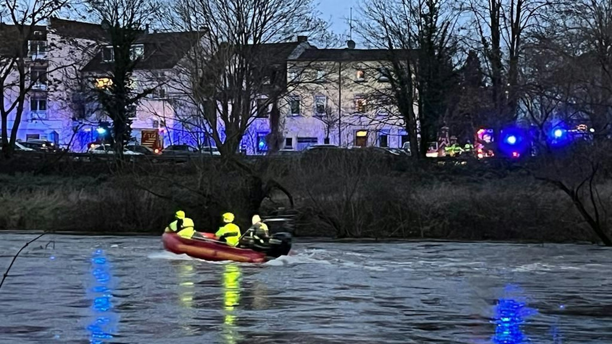 Ein Boot der Feuerwehr sucht nach einer vermissten Person.