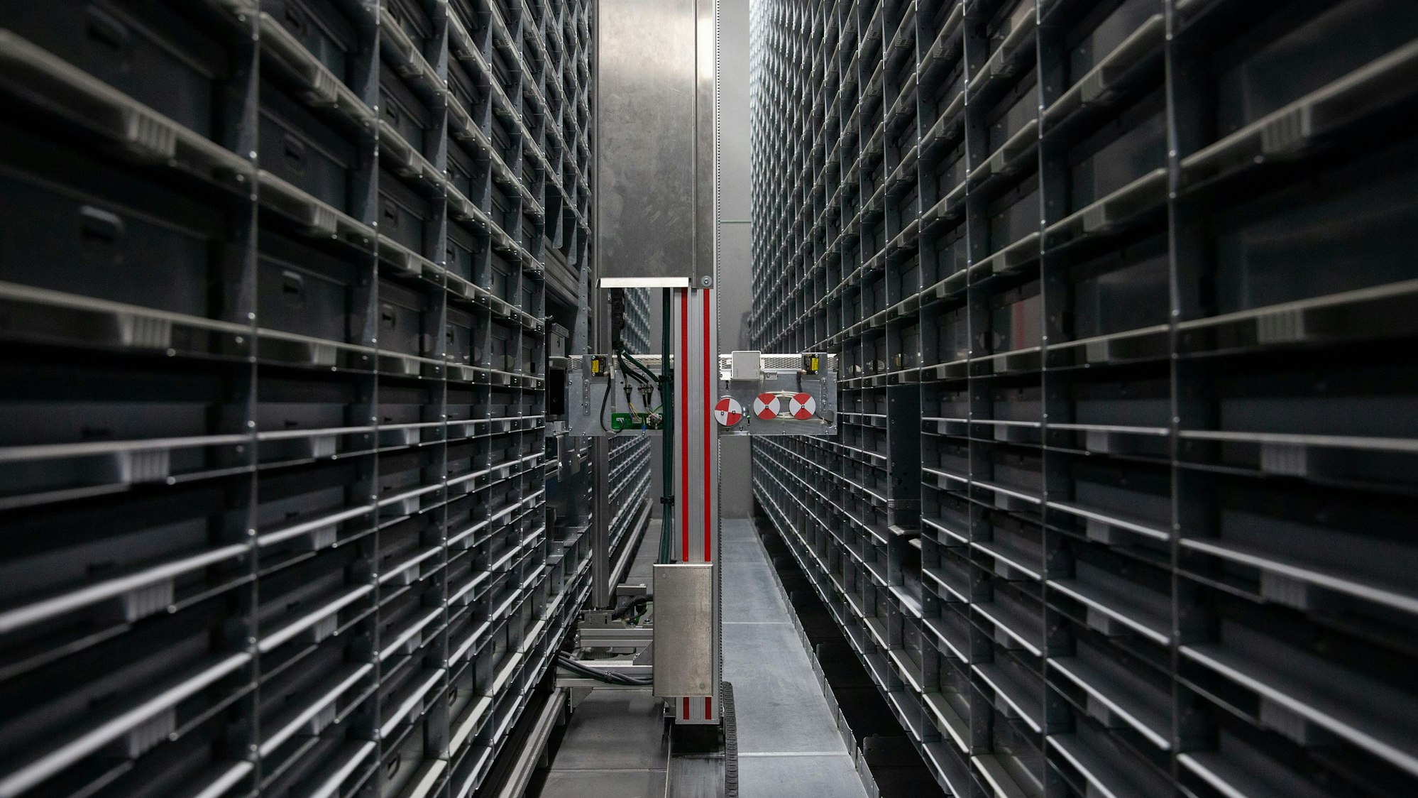 Ein Tresor-Raum mit Hunderten Schließfächern und ein Roboter, der sie abfährt