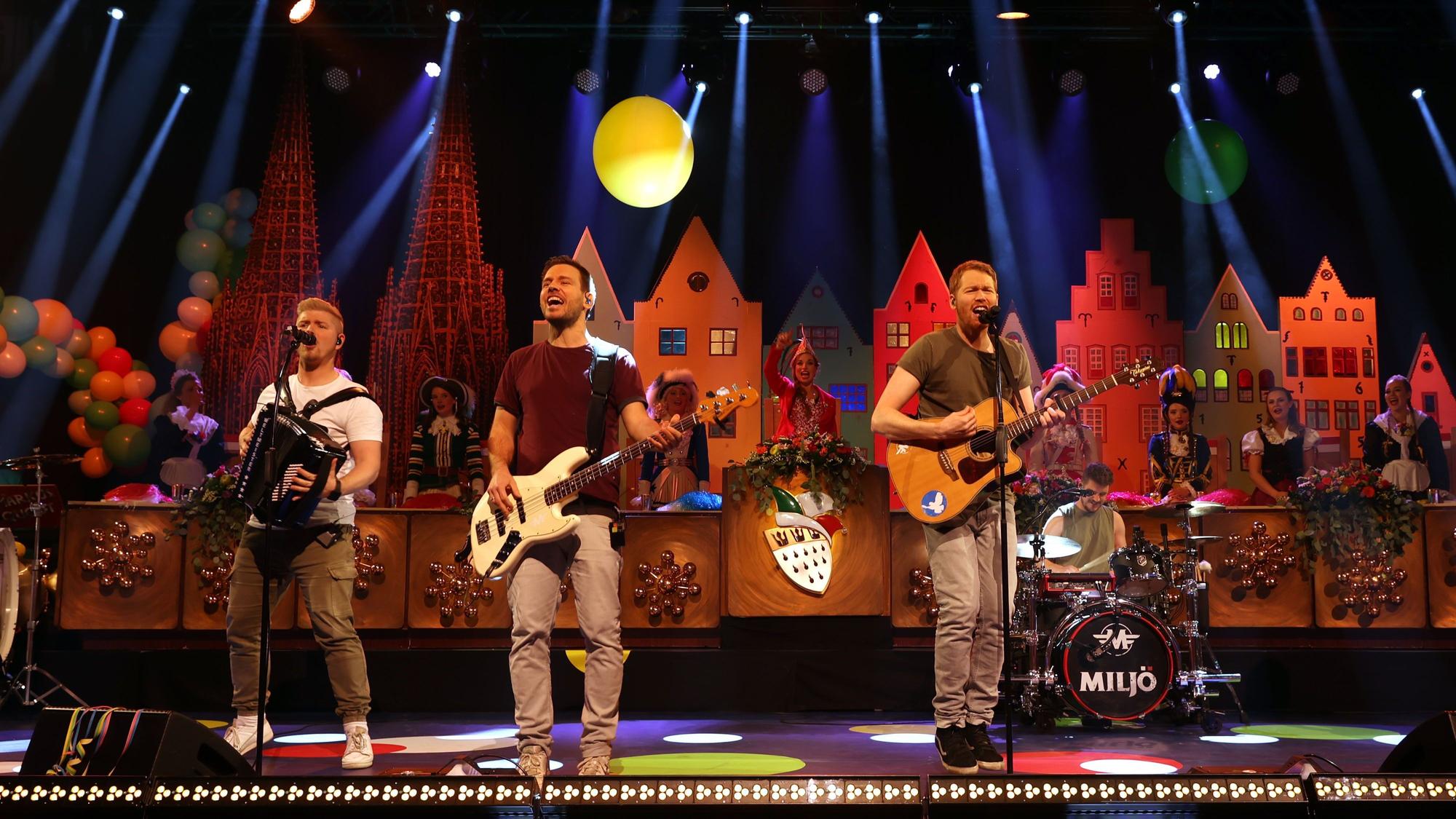 Das Bild zeigt die Band Miljö bei einem Auftritt 2023.
