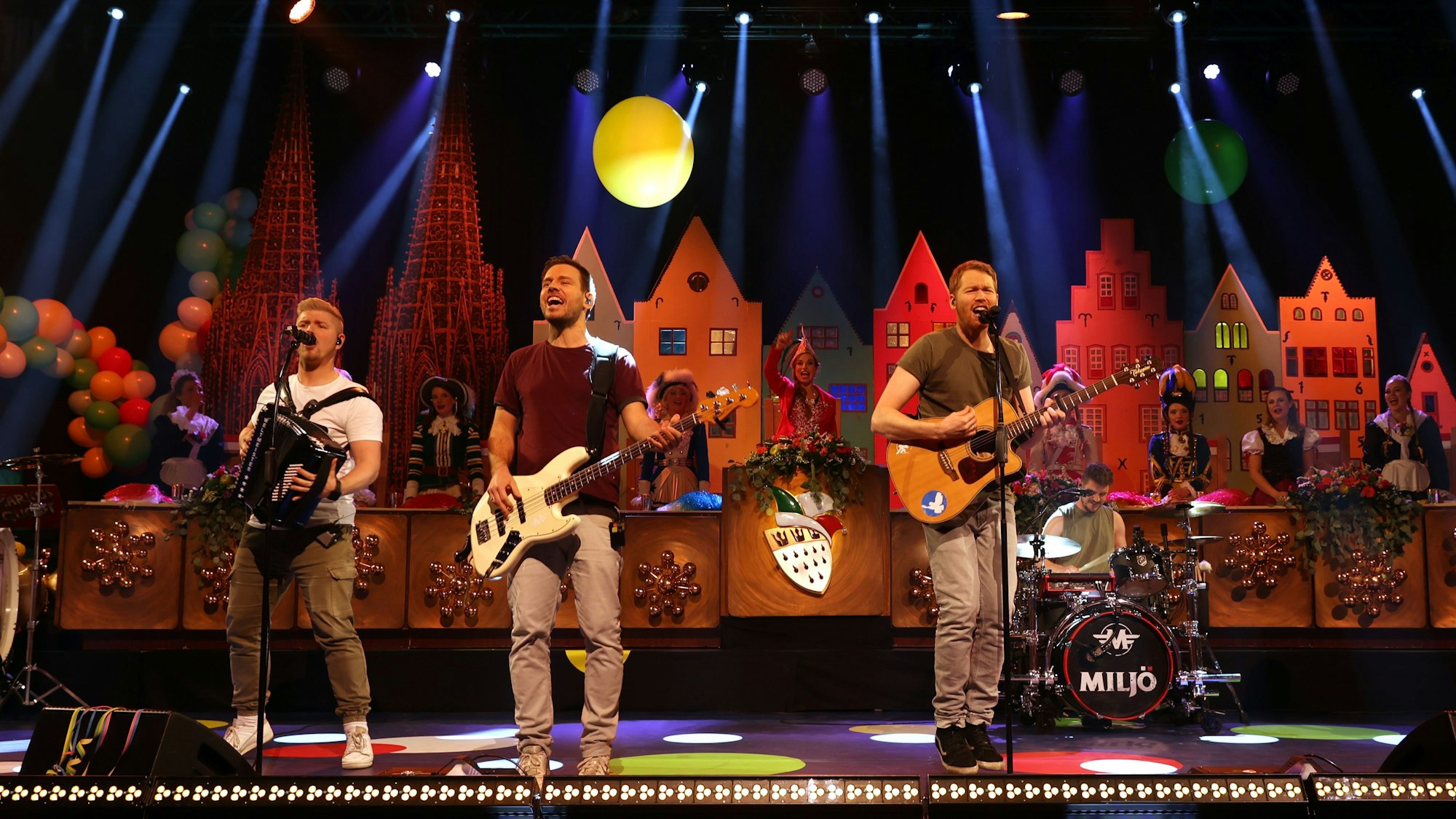 Das Bild zeigt die Band Miljö bei einem Auftritt 2023.