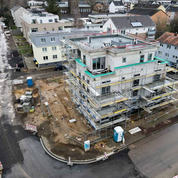 Ein neues Mehrfamilienhaus wird gebaut.