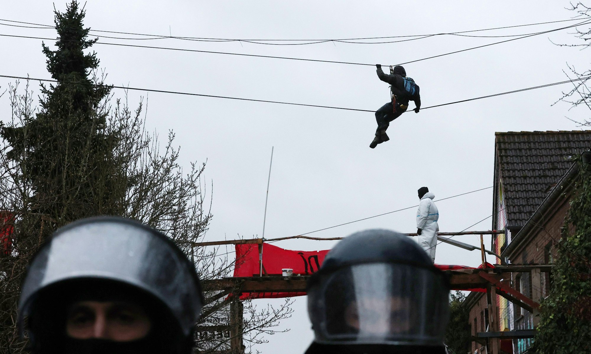 Polizisten stehen am zweiten Tag der Räumung im von Klimaaktivisten besetzten Braunkohleort Lützerath.