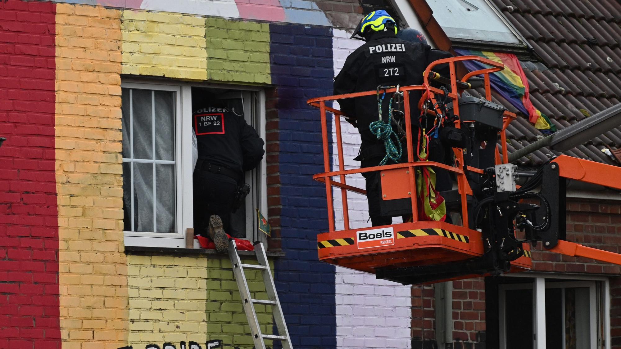 Polizisten betreten ein von Aktivisten besetztes Haus am zweiten Tag der Räumung im von Klimaaktivisten besetzten Braunkohleort Lützerath.