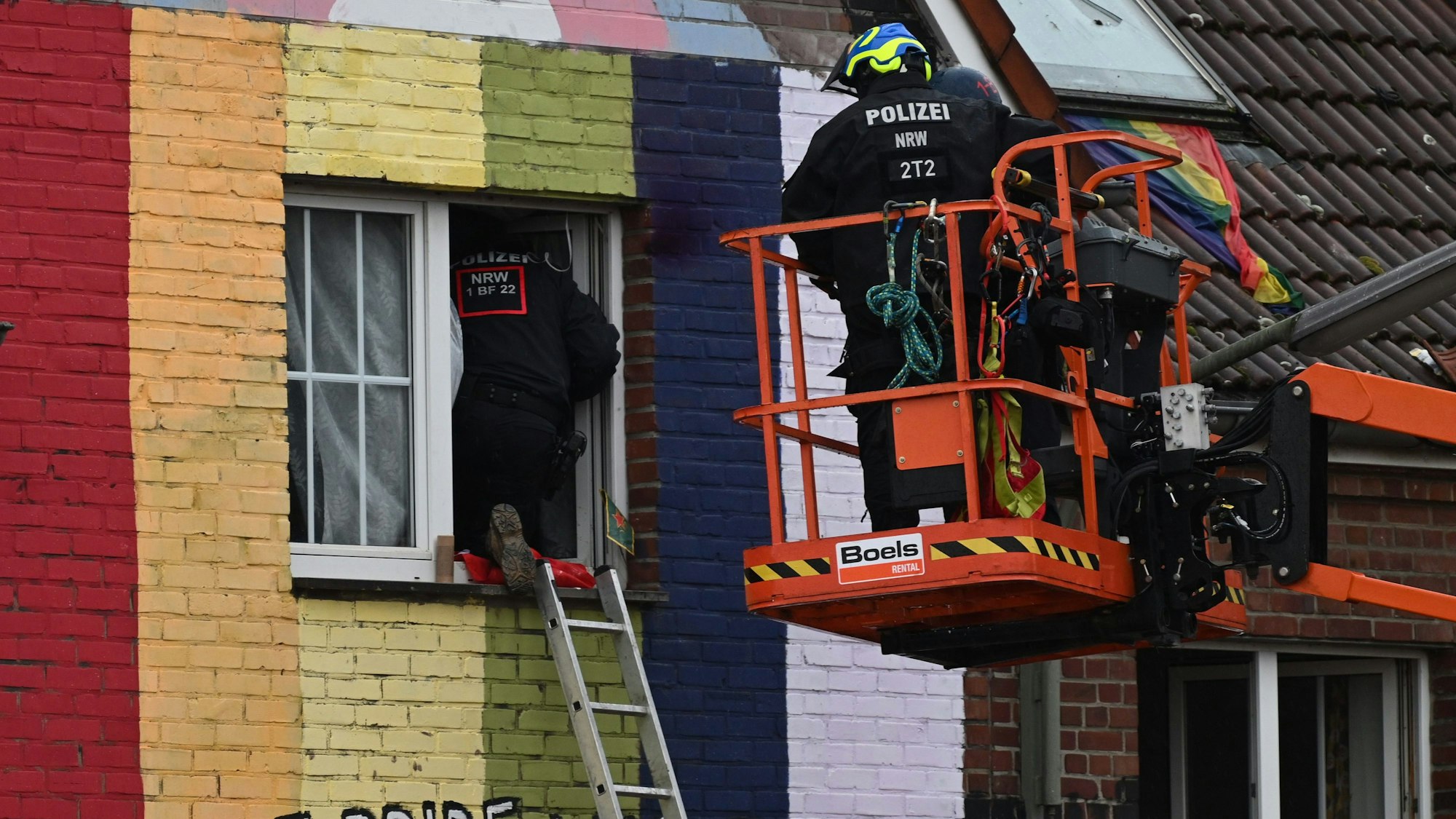 Polizisten betreten ein von Aktivisten besetztes Haus am zweiten Tag der Räumung im von Klimaaktivisten besetzten Braunkohleort Lützerath.