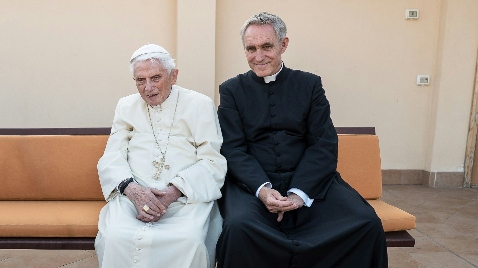 Der emeritierte Papst Benedikt XVI. (l.) sitzt neben seinem Privatsekretär Georg Gänswein.
